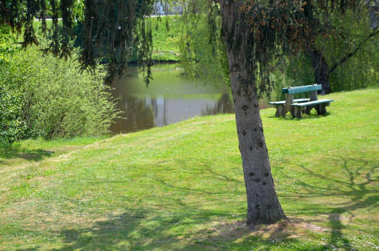 Gîte AU BORD DE L'EAU jusqu'à 8 personnes Chambon-sur-Voueize Esterno foto