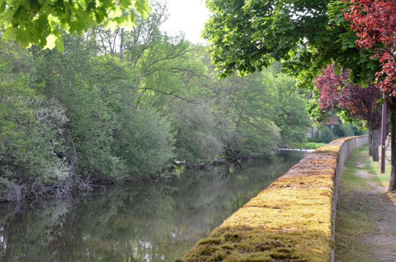 Gîte AU BORD DE L'EAU jusqu'à 8 personnes Chambon-sur-Voueize Esterno foto