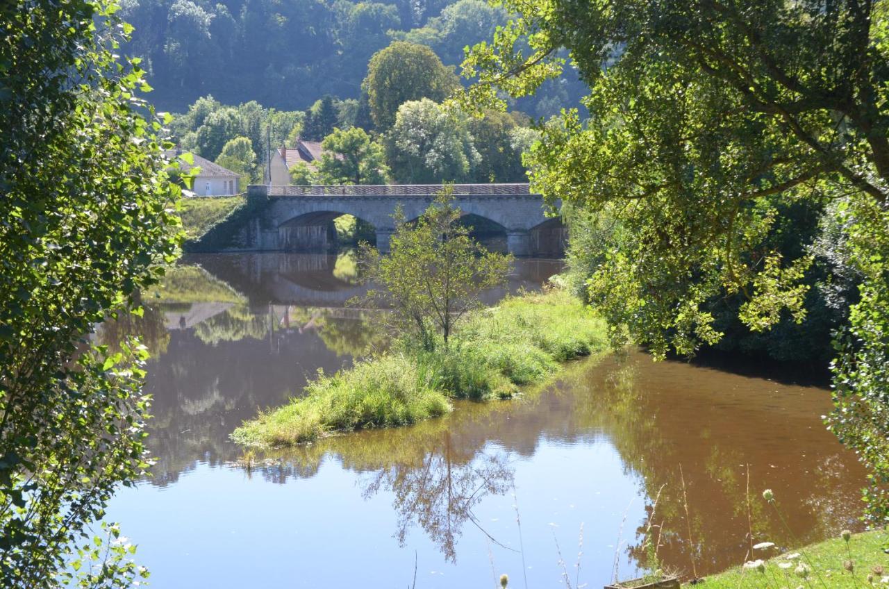 Gîte AU BORD DE L'EAU jusqu'à 8 personnes Chambon-sur-Voueize Esterno foto